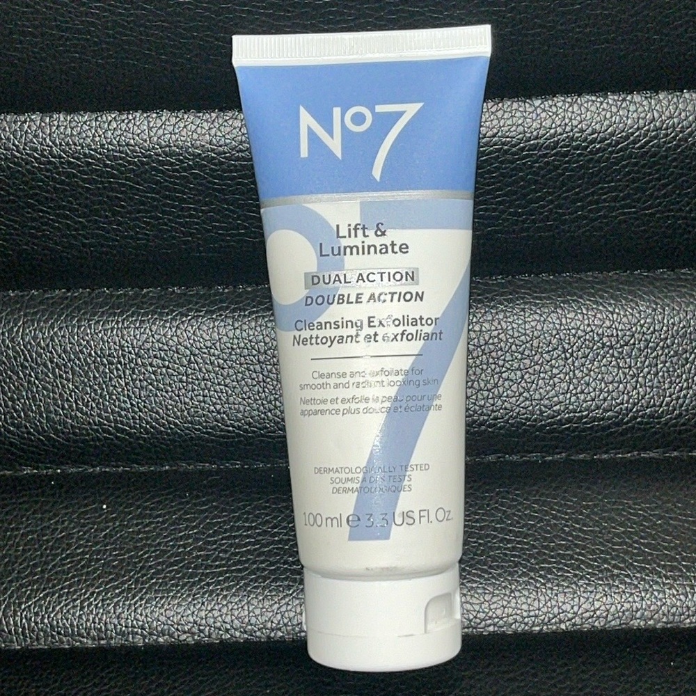 No7 lift & luminate exfoilator